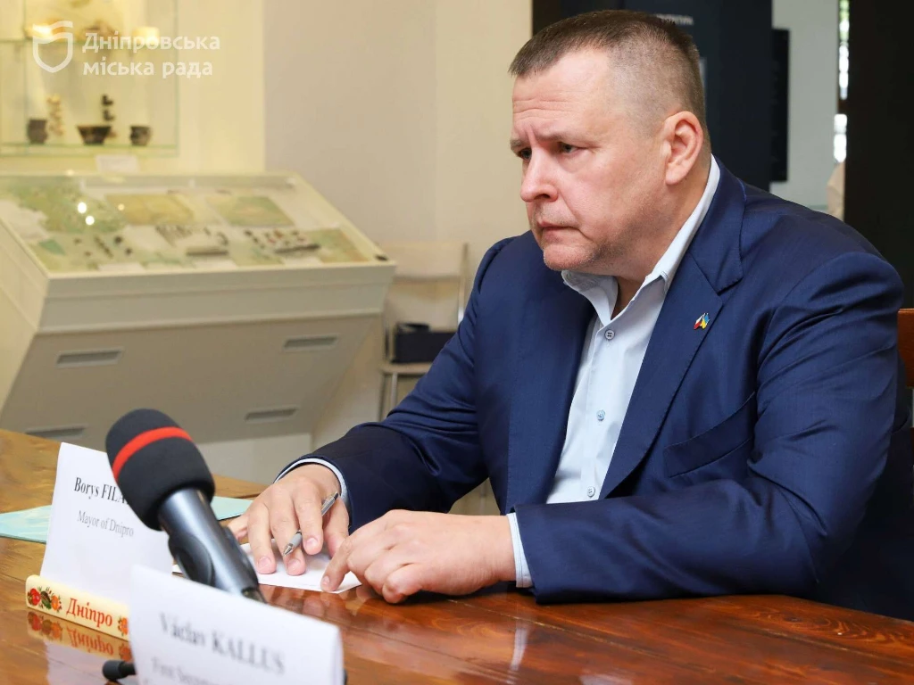 «Готові підтримувати Дніпро та область перед зимою». Після масованого нічного обстрілу до міста на зустріч із Філатовим прибув посол Чехії Лубош Весели «Готові підтримувати Дніпро та область перед зимою». Після масованого нічного обстрілу до міста на зустріч із Філатовим прибув посол Чехії Лубош Весели