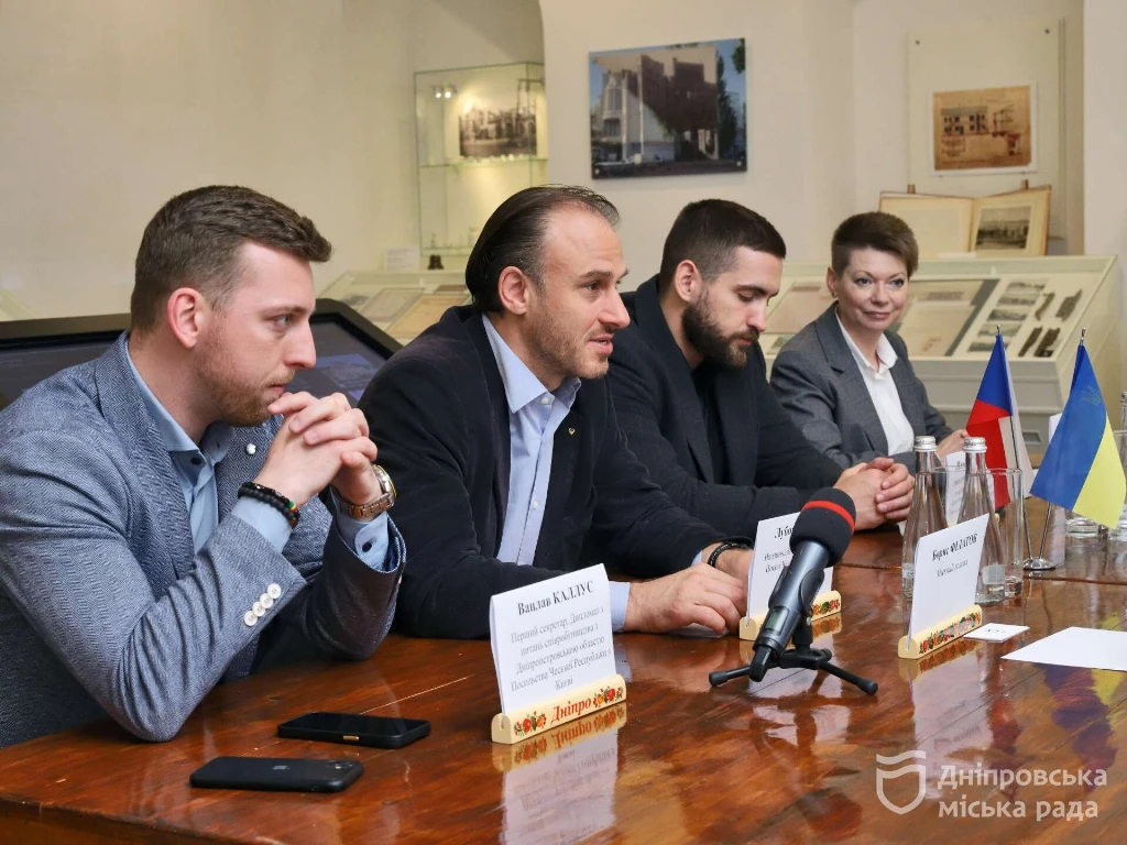 «Готові підтримувати Дніпро та область перед зимою». Після масованого нічного обстрілу до міста на зустріч із Філатовим прибув посол Чехії Лубош Весели «Готові підтримувати Дніпро та область перед зимою». Після масованого нічного обстрілу до міста на зустріч із Філатовим прибув посол Чехії Лубош Весели