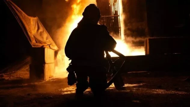 У Харкові після ударів Бандеролями зруйновано під’їзд будинку: під завалами можуть бути люди